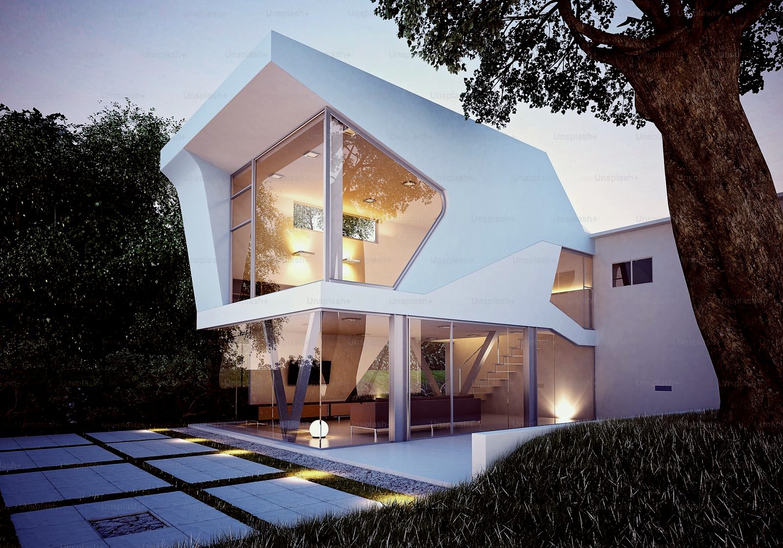 Acceso al residencial iluminado al anochecer